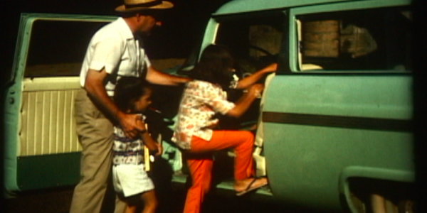 hombre con dos niñas subiendo a un carro