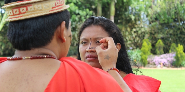 Una imagen que representa el ritual de pintarse la cara entre las comunidades indígenas