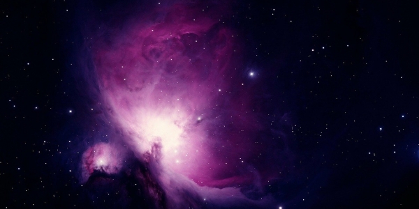 Nebulosa de Orión en morado en el espacio. 