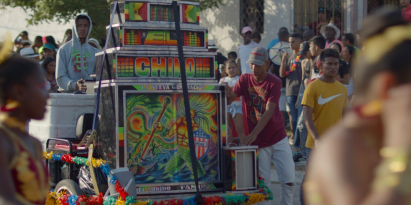 Hombres sobre un pico en el Carnaval de Barranquilla