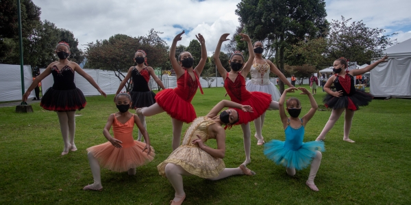 Grupo de bailarinas de ballet en el Parque Simón Bolívar 