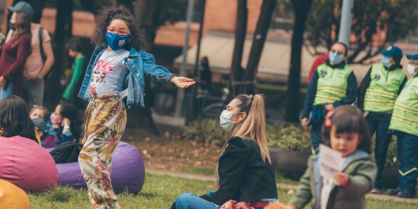 Niña jugando en un Pícnic Literario. Foto: Cristhian Pérez / Idartes.