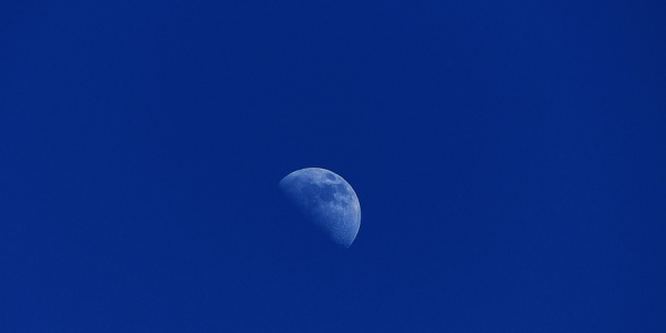 Media luna en cielo azul. 