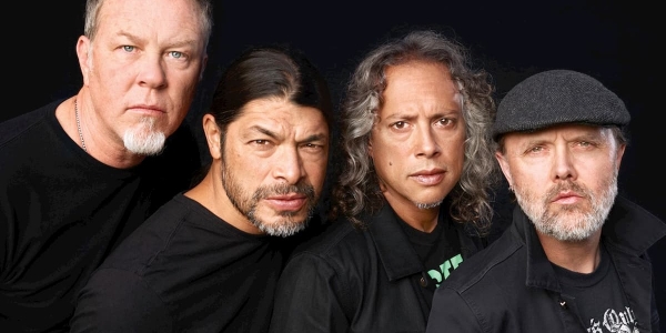 Integrantes de Metallica en fondo negro. 