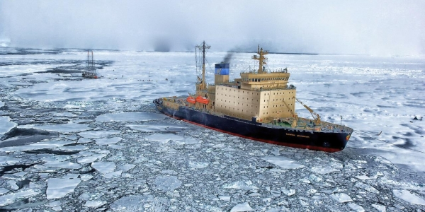 Un buque pasa entre una capa de hielo en el mar de la Antártida. 