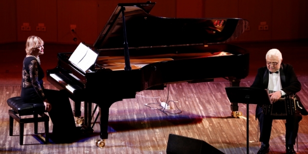 Daniel Binelli y Polly Ferman en un escenario tocando el piano