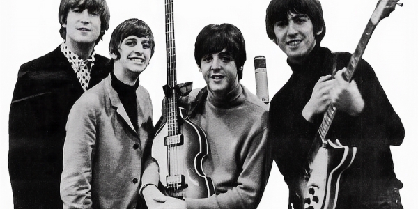 Imagen en blanco y negro de los cuatro integrantes de The Beatles. 