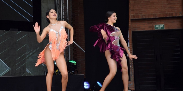 Mujeres bailando salsa en La Media Torta