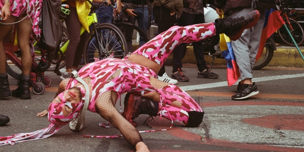 Fotografía de bailarín presentándose en la  calle