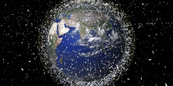 Imagen de la Tierra desde el espacio con muchos satélites y basura espacial orbitándola. 
