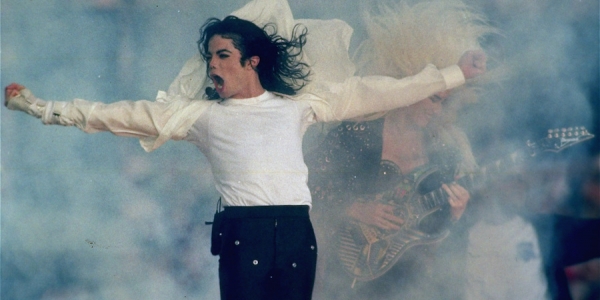 Michael Jackson en fondo de humo azul. 