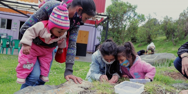 Madres jugando con niñas en primera infancia