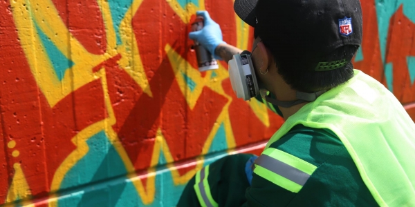 Hombre haciendo dibujo en pared