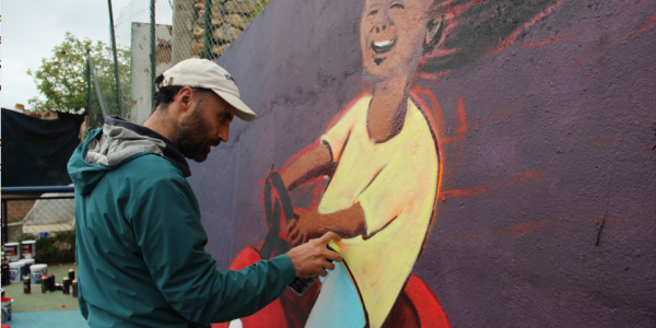 Artista pintando un mural 