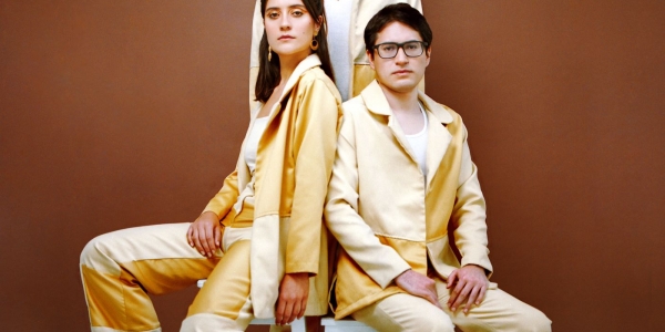 dos hombres y una mujer vestidos de amarillo