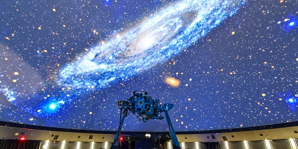 Proyección de una galaxia en el domo del Planetario de Bogotá