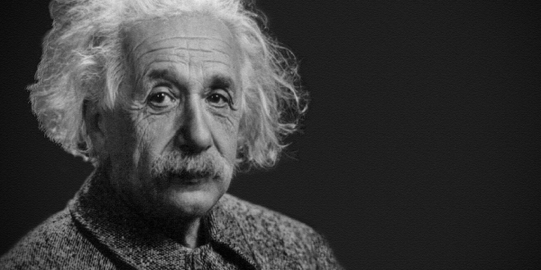 Retrato en blanco y negro de Albert Einstein. 