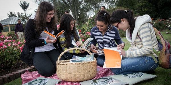 Mujeres leyendo libros en un pícnic