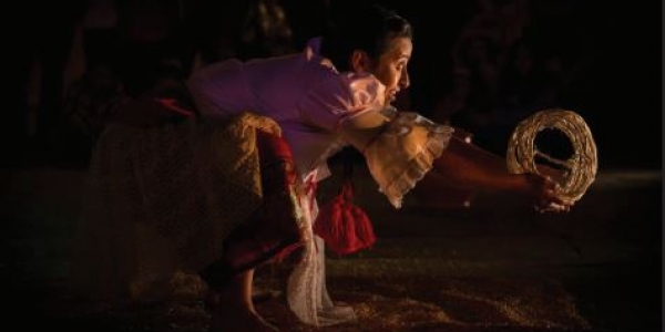 Mujer indígena representada en el escenario