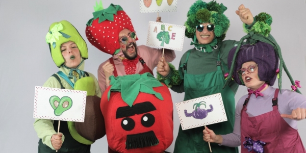 Actores con trajes de frutas y verduras