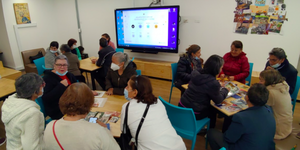 Adultos mayores en biblioteca 