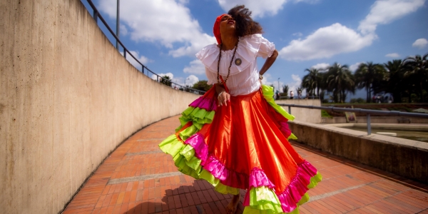 Bailarina en espacio de ciudad bailando