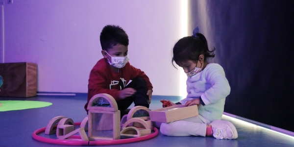 Niños jugando con bloques de madera 