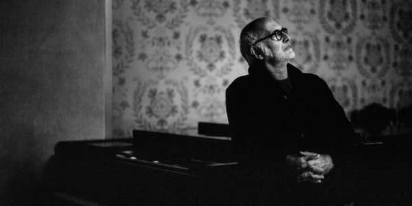 Ludovico Einaudi sobre el piano