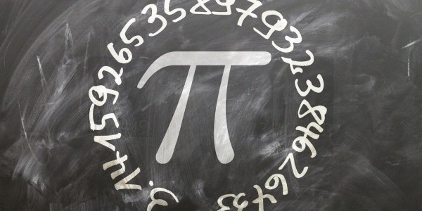 Dibujo del símbolo Pi con los números alrededor de él en un tablero. 
