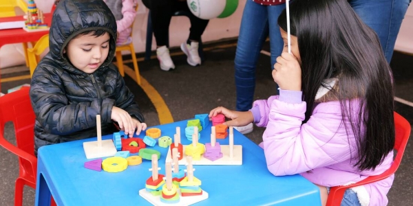 Niño y niña jugando