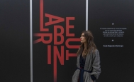 Artista Liz Callejas en la in inauguración de la exposición Laberinto.