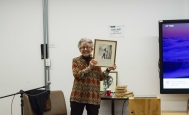 Rosario Caicedo donando foto de Andrés Caicedo a la Cinemateca de Bogotá