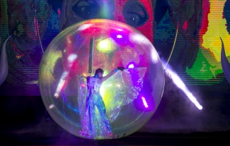 Mujer actuando dentro de una gran burbuja