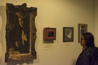 Mujer  observando un cuadro en exposición