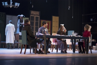 Grupo de actores sentados a la mesa 