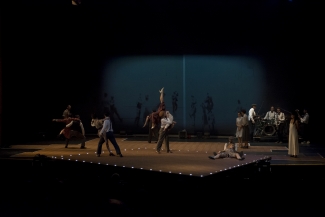 Grupo de personas  bailando en el escenario