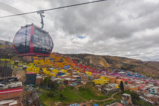 Bogotá con sus colores transforma las miradas de los ciudadanos, alegra la vida de quienes la habitan. Bogotá, la ciudad generosa que recibe los corazones y sueños de todos los colombianos, es la ciudad esperanza que brinda oportunidades sin límites. #BogotáNoSeRinde