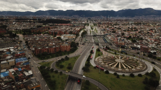 "Si se mira a cualquier punto cardinal de Bogotá, da la sensación de que la ciudad es inagotable, que no te cabe adentro; pero ella te permite habitarla. #BogotáNoSeRinde "