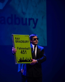 Actor mostrando libro de Ray Bradbury en tamaño grande.