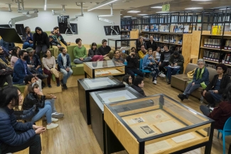 Público en la exposición de Andrés Caicedo en Andrés Caicedo: Morir y dejar obra.