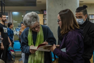 Rosario Caicedo con el público en exposición de Andrés Caicedo en Andrés Caicedo: Morir y dejar obra.