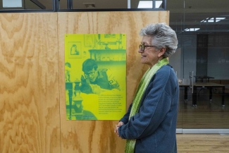 Rosario Caicedo junto a una foto de Andrés Caicedo en Andrés Caicedo: Morir y dejar obra.