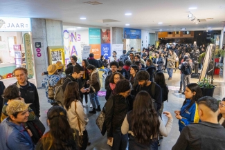 Público en fila para la inauguración del ciclo de cine mudo.