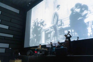 Cine concierto ciclo del cine mudo, banda en la sala capital con proyección.