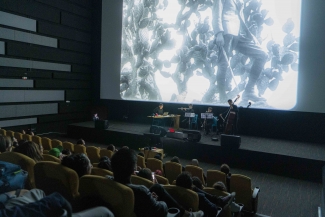 Cine concierto ciclo del cine mudo, banda en la sala capital con proyección.