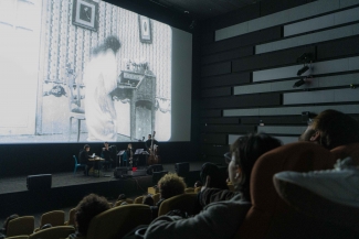 Cine concierto ciclo del cine mudo, banda en la sala capital con proyección.