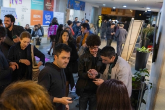 Público en fila para entrar a la premiere de la película mudos testigos.