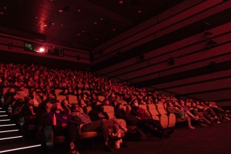 Público viendo la película mudos testigos.