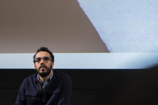 Director Jerónimo Atehortúa en la premiere de su película mudos testigos.