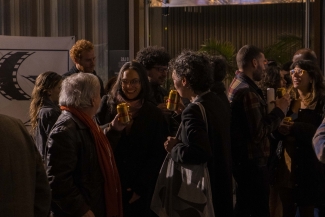 Público en el hall de la cinemateca después de ver mudos testigos.